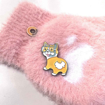 Fun Corgi Enamel Pin with Diving Goggles – Perfect for Bags & Hats