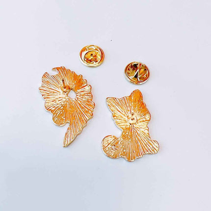 Elegant Kishu Inu Dog Lapel Pin – Japan-Inspired Fashion Accessory